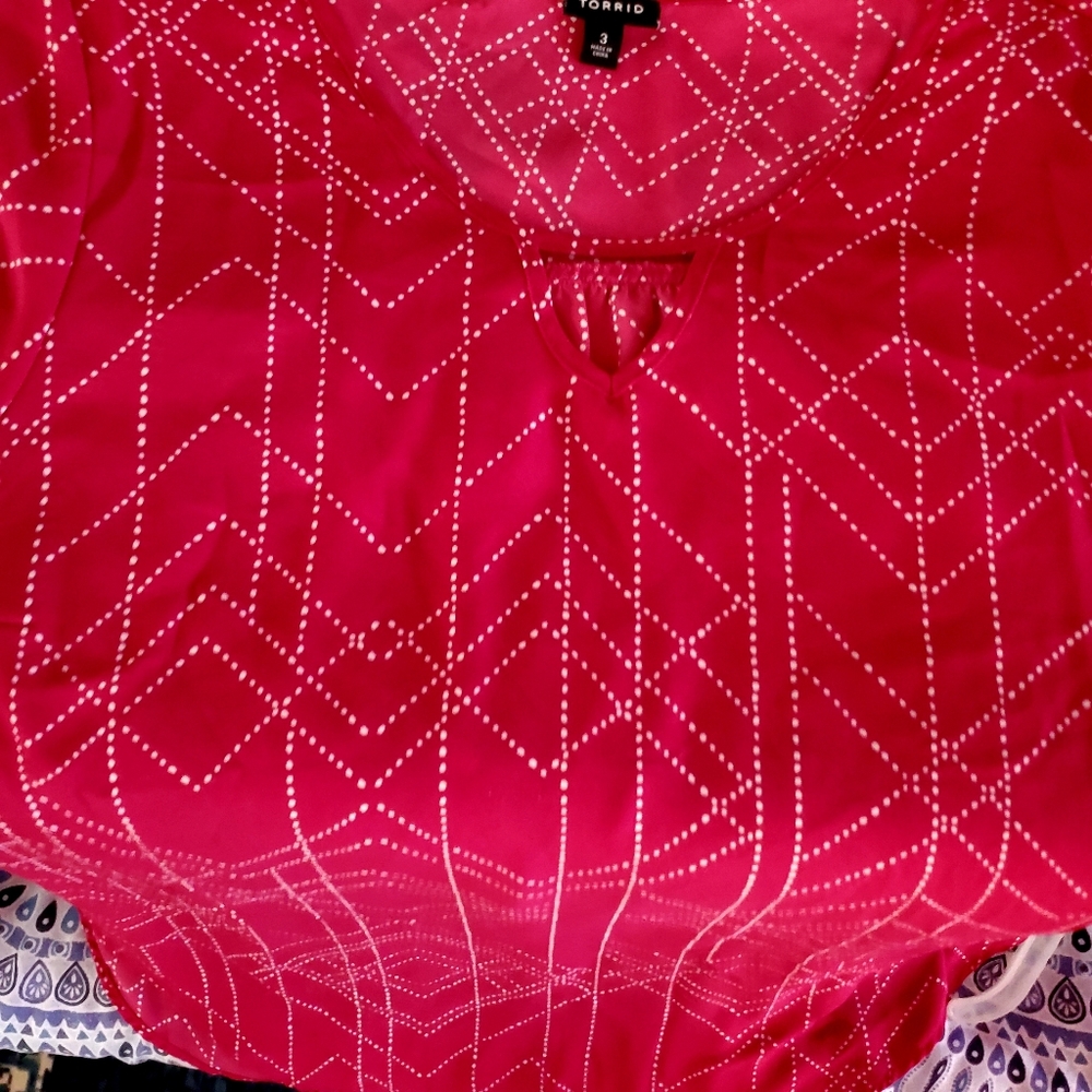 Plus size red geometric design women's top, light weight polyester